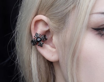 Zwarte kristallen kruisoormanchet, zilveren druppeloorbel met ster, gotische sieraden