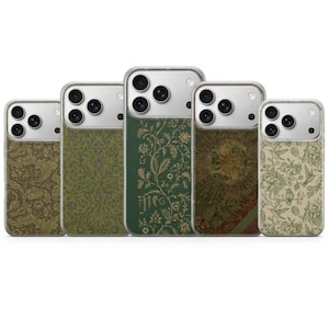Op de afbeelding: Vijf doorzichtige smartphonehoesjes met diverse botanische en hemelse patronen in groen-, bruin- en crèmetinten. Elk hoesje heeft een transparante camera-uitsparing aan de bovenkant met gedetailleerde bloemen-, wijnrank- en zonmotieven.