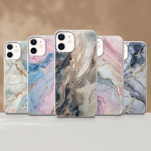 K&ouml;nnte beinhalten: F&uuml;nf Handyh&uuml;llen mit Marmordesigns. Die H&uuml;llen zeigen eine Vielzahl von Farben, darunter Blau, Rosa, Gold und Grau, mit einem transparenten Schutzrand. Die Marmormuster variieren auf jeder H&uuml;lle.