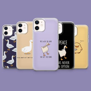 以下が含まれることがあります： さまざまなデザインの携帯電話ケースのコレクション。1つのケースは白いガチョウが付いた濃いネイビーブルー、もう1つは白いガチョウが付いたベージュ、3つ目はガチョウと「MESS WITH THE HONK YOU GET THE BONK」というテキストが入ったラベンダー、ガチョウと「PEACE AS NEVER AN OPTION」というテキストが入った黒いケース、そしてヒヨコが入った黄色のケースです。