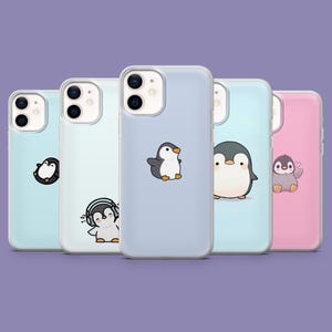 Puede incluir: Una colección de cinco fundas para teléfono con diseños de pingüinos. Cada funda presenta una ilustración de pingüino de dibujos animados diferente en varias poses, sobre un fondo pastel de azul y rosa. Las fundas son de plástico transparente.