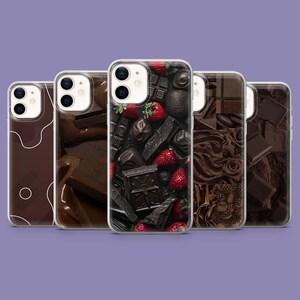 Può includere: Cinque custodie per telefono con vari design a tema cioccolato. Le custodie presentano immagini di barrette di cioccolato, cioccolato fuso, fragole e motivi astratti nei toni del marrone e del rosso.