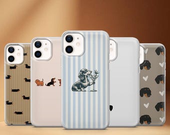 Puede incluir: Una colección de fundas para teléfonos con diseños de perros salchicha. Las fundas muestran varios patrones, incluyendo perros salchicha repetidos, un perro con un martini y un patrón de rayas. Las fundas son en tonos marrón, beige y azul.
