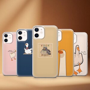 Può includere: Una collezione di cinque custodie per telefono con disegni umoristici a tema oca. Le custodie presentano vari colori, tra cui rosa, blu navy, beige e arancione. Ogni custodia ha un'illustrazione unica, con frasi come "Duck You" e "peace is still no option".