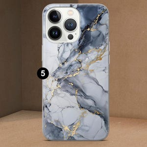 K&ouml;nnte beinhalten: Eine Handyh&uuml;lle mit Marmordesign. Die H&uuml;lle hat ein Muster aus wei&szlig;en, grauen und marineblauen Wirbeln mit goldfarbenen Adern. Die Handyh&uuml;lle hat einen transparenten Rand und die Zahl "5" ist sichtbar.