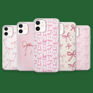 Puede incluir: Una colección de cinco fundas para teléfono con varios diseños de lazo rosa. Las fundas presentan diferentes patrones, incluyendo lazos dispersos, un solo lazo grande y un motivo de lazo repetido, todo sobre un fondo blanco o rosa claro.