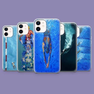 Könnte beinhalten: Eine Sammlung von fünf Handyhüllen mit verschiedenen künstlerischen Designs. Die Hüllen zeigen Bilder von Schwimmern, abstrakte blaue Muster und ein strukturiertes Design. Die Hüllen sind transparent mit einer schwarzen Kameralinse.