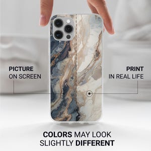 K&ouml;nnte beinhalten: Eine Smartphone-H&uuml;lle mit Marmordesign in Wei&szlig;-, Grau- und Braunt&ouml;nen. Die H&uuml;lle wird von einer Hand gehalten. Auf der H&uuml;lle steht "Picture on Screen" und "Print in Real Life". Der Text "Colors May Look Slightly Different" ist ebenfalls sichtbar.