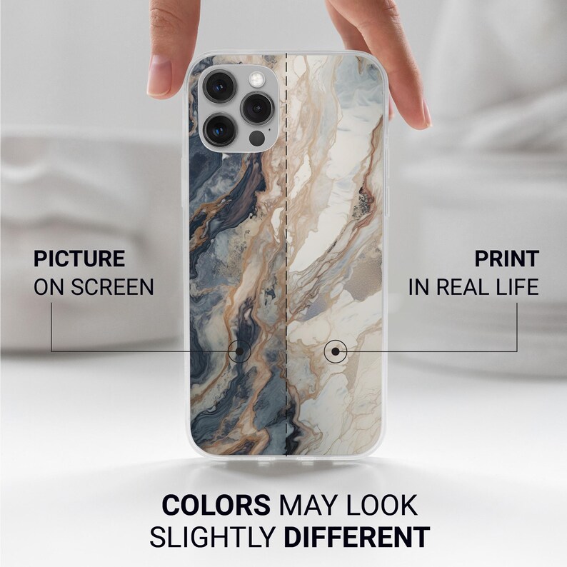 K&ouml;nnte beinhalten: Eine Smartphone-H&uuml;lle mit Marmordesign in Wei&szlig;-, Grau- und Braunt&ouml;nen. Die H&uuml;lle wird von einer Hand gehalten. Auf der H&uuml;lle steht "Picture on Screen" und "Print in Real Life". Der Text "Colors May Look Slightly Different" ist ebenfalls sichtbar.