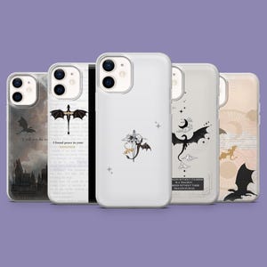 Könnte beinhalten: Eine Sammlung von fünf Handyhüllen mit verschiedenen Designs. Die Hüllen zeigen Illustrationen von Drachen, Texten und anderen Fantasy-Grafiken in Schwarz und Weiß. Der Text enthält Sätze wie "I will not die to" und "I found peace in your VIOLENCE."