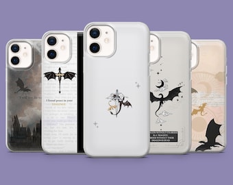 Op de afbeelding: Een verzameling van vijf telefoonhoesjes met verschillende ontwerpen. De hoesjes bevatten illustraties van draken, tekst en andere fantasie-thema graphics in zwart en wit. De tekst bevat zinnen als "I will not die to" en "I found peace in your VIOLENCE."