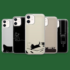 Puede incluir: Una colección de fundas para teléfonos con diseños de gatos. Las fundas presentan varias ilustraciones, incluyendo un gato negro descansando en un escritorio, un contorno de gato y gatos colgando de la parte superior. Las fundas son en tonos neutros con gráficos en blanco y negro.