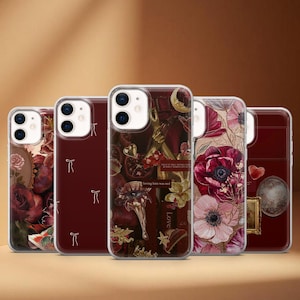 Może przedstawiać: Kolekcja pięciu etui na telefony z różnymi wzorami. Etui mają mieszankę grafiki kwiatowej, abstrakcyjnej i tekstowej w odcieniach czerwieni, bordowego i kremowego. Niektóre etui mają przezroczystą obwódkę.