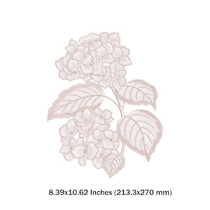 Puede incluir: Diseño de bordado detallado de una flor de hortensia en tonos rosa y beige. El diseño floral incluye múltiples racimos de flores, hojas y tallos. Dimensiones: 213,3 x 270 mm.