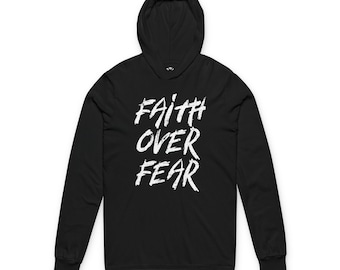 Könnte beinhalten: Schwarzer Hoodie mit langen Ärmeln und dem weißen Text "FAITH OVER FEAR" in einem kräftigen, handschriftlichen Stil. Der Hoodie hat eine Kapuze und lange Ärmel. Ein lässiges, bequemes Kleidungsstück.
