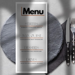 Può includere: Un menu del ristorante con la parola "Menu" in alto. Il menu elenca antipasti, piatto principale, dessert e bevande. Un coltello e una forchetta con manici neri sono su un tovagliolo grigio scuro accanto a un piatto grigio scuro.