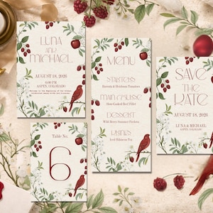 Puede incluir: Un conjunto de papelería de boda con un diseño vintage. Las tarjetas presentan ilustraciones de bayas rojas, hojas verdes y pájaros rojos. El texto incluye nombres, fecha, hora y lugar.