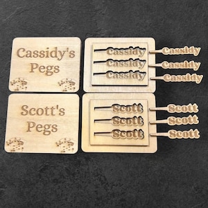 Gepersonaliseerde houten pennen en kist