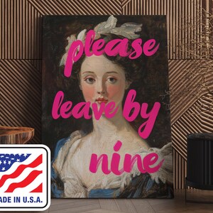 Può includere: Stampa su tela con un ritratto di donna e il testo rosa "please leave by nine". L'opera è esposta su uno sfondo di legno. Include un adesivo "Made in U.S.A.".