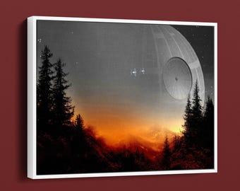 Puede incluir: Impresión en lienzo enmarcada que representa una escena de ciencia ficción. La obra de arte muestra una Estrella de la Muerte en el cielo sobre un bosque y montañas, con una puesta de sol naranja y amarilla. Dos naves espaciales son visibles.