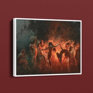 Op de afbeelding: Een ingelijst schilderij toont naakte figuren die rond een vuur dansen. Het kunstwerk gebruikt warme oranje- en roodtinten tegen een donkere achtergrond. De figuren worden verlicht door het vuur, wat een dramatische en dynamische scène creëert.