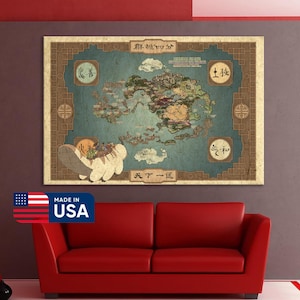 Puede incluir: Un mapa grande y enmarcado con un fondo verde azulado e ilustraciones detalladas de un mundo de fantasía. El mapa está bordeado por un marco marrón y presenta símbolos y texto de inspiración asiática. Un sofá rojo se encuentra debajo del mapa, con una pegatina "Made in USA".