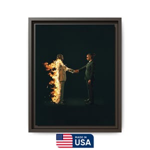 Puede incluir: Obra de arte enmarcada que representa a dos figuras con trajes estrech&aacute;ndose la mano sobre un fondo oscuro. Una figura est&aacute; en llamas. La obra est&aacute; enmarcada en un marco marr&oacute;n oscuro e incluye una etiqueta "MADE IN USA".