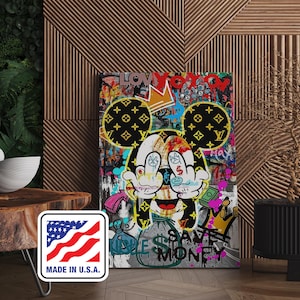 Può includere: Una stampa su tela pop art con un Mickey Mouse stilizzato con elementi graffiti. L'opera d'arte include una corona, sacchi di denaro e la scritta "SAVE MONEY". Le orecchie hanno un motivo ripetuto. La stampa è contrassegnata "MADE IN U.S.A."
