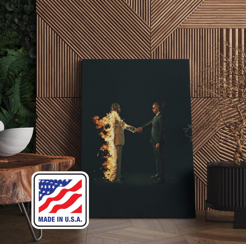 Puede incluir: Impresi&oacute;n en lienzo que muestra a dos figuras d&aacute;ndose la mano sobre un fondo oscuro. Una figura est&aacute; en llamas, la otra con un traje verde. La impresi&oacute;n se muestra en una pared de madera con una pegatina "MADE IN U.S.A.".