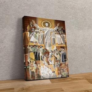 Puede incluir: Una obra de arte religiosa sobre lienzo representa una figura central con los brazos extendidos, rodeada de una multitud. El arte de estilo mosaico presenta una paleta de colores cálidos de marrones, amarillos y blancos. La obra se exhibe sobre una superficie de madera contra una pared texturizada.