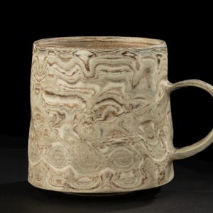 Handgefertigter Becher – Spiraltechnik – Chinesisches Kunsthandwerk – Marmoroptik