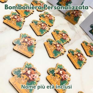 Könnte beinhalten: Rustikales Holzschild mit dem Text "Welcome to our home" in handschriftlicher Schrift. Das Schild hat eine verwitterte Oberfläche und ein schlichtes, einladendes Design, ideal für eine Veranda oder einen Eingangsbereich.