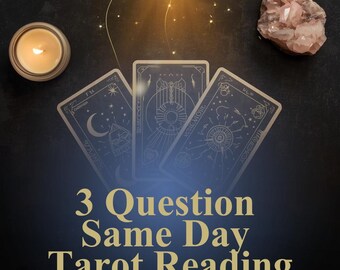 Könnte beinhalten: Eine brennende Kerze, Tarotkarten und ein Rosenquarz-Kristall sind auf einer dunklen Oberfläche angeordnet. Die Tarotkarten haben komplizierte Designs und den Text "3 Question Same Day Tarot Reading". Ein goldenes Licht geht von oben aus.