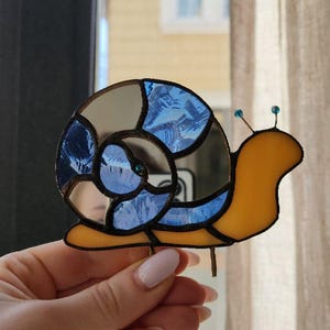 Stained Glass Snail Plant Stake – Blue Glass & Mirror Shell Garden Decor, Handmade Suncatcher for Flower Pot, Cute Indoor Plant Ornament