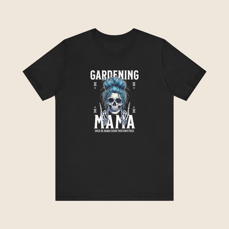Pu&ograve; includere: T-shirt nera con una grafica raffigurante un teschio con capelli blu e occhiali da sole. Il testo recita "GARDENING MAMA" sopra e "MAMA" sotto il teschio, con "ROCK ON MAMA! GROW YOUR OWN PIECE" in basso.