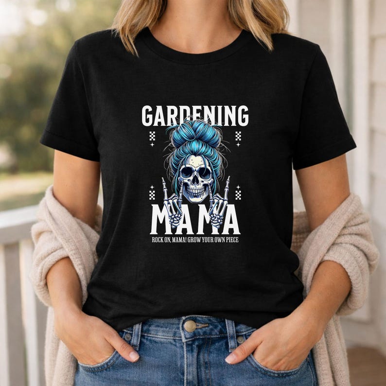 Pu&ograve; includere: T-shirt nero con grafica a teschio con occhiali da sole e chignon blu. Il testo recita "GARDENING MAMA" con "Rock on Mama! Grow your own piece" sotto. Il design ha un tema rock and roll.