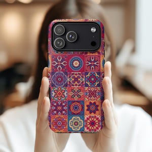 ボヘミアンパッチワークスマホケース、iPhone 17 16 15 14、Samsung S25 S24 S23、Google Pixel 8 9 用タフなスマホケース