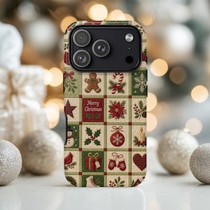 Könnte beinhalten: Eine Smartphone-Hülle mit einem gesteppten Gittermuster und verschiedenen Weihnachtsmotiven wie einem Lebkuchenmann, einer Zuckerstange, einem Weihnachtsstern, einem Schneemann, einem Kardinal, einem Geschenk und Fäustlingen.