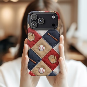 Puede incluir: Funda de teléfono con temática de béisbol con un diseño acolchado con pelotas, bates y guantes. La funda tiene una combinación de colores rojo, azul marino y beige. Diseñada para un teléfono inteligente.