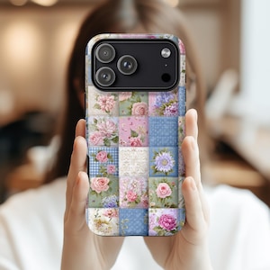 Puede incluir: Funda de teléfono floral con diseño de patchwork. Cada cuadrado presenta un patrón floral diferente, incluyendo rosas. La funda está dividida en cuadrados rosas, azules y verdes. Tiene un recorte para la cámara.