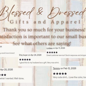 Op de afbeelding: Afbeelding met de tekst "Blessed & Dressed Gifts and Apparel" in een decoratief lettertype. Klantenbeoordelingen met sterrenbeoordelingen en opmerkingen worden weergegeven. De achtergrond is een rustiek, pastelkleurig houten oppervlak.
