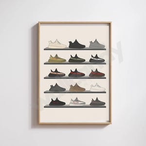 K&ouml;nnte beinhalten: Ein gerahmter Druck mit einer Sammlung von Turnschuhen, die auf Regalen ausgestellt sind. Die Turnschuhe sind in verschiedenen Farben erh&auml;ltlich, darunter Schwarz, Grau, Braun und Wei&szlig;. Das Kunstwerk hat einen minimalistischen Stil, wobei jeder Schuh klar umrissen ist.