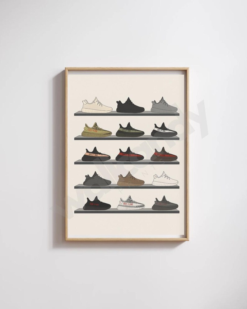 K&ouml;nnte beinhalten: Ein gerahmter Druck mit einer Sammlung von Turnschuhen, die auf Regalen ausgestellt sind. Die Turnschuhe sind in verschiedenen Farben erh&auml;ltlich, darunter Schwarz, Grau, Braun und Wei&szlig;. Das Kunstwerk hat einen minimalistischen Stil, wobei jeder Schuh klar umrissen ist.