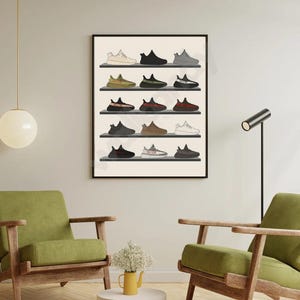 K&ouml;nnte beinhalten: Ein gerahmter Kunstdruck mit einer Sammlung von Turnschuhen, die auf Regalen ausgestellt sind. Die Turnschuhe sind in verschiedenen Farben erh&auml;ltlich, darunter Schwarz, Wei&szlig;, Grau und Braun. Das Kunstwerk wird in einem Wohnzimmer mit gr&uuml;nen St&uuml;hlen und einem kleinen Tisch ausgestellt.