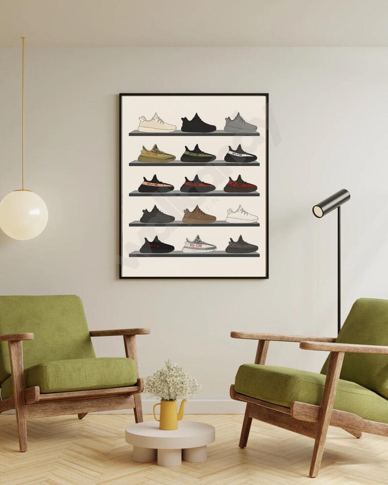K&ouml;nnte beinhalten: Ein gerahmter Kunstdruck mit einer Sammlung von Turnschuhen, die auf Regalen ausgestellt sind. Die Turnschuhe sind in verschiedenen Farben erh&auml;ltlich, darunter Schwarz, Wei&szlig;, Grau und Braun. Das Kunstwerk wird in einem Wohnzimmer mit gr&uuml;nen St&uuml;hlen und einem kleinen Tisch ausgestellt.