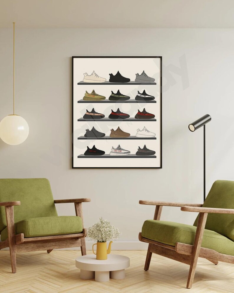 K&ouml;nnte beinhalten: Ein gerahmter Druck mit einer Sammlung von Turnschuhen, die auf Regalen ausgestellt sind. Die Turnschuhe sind in verschiedenen Farben erh&auml;ltlich, darunter Schwarz, Wei&szlig;, Grau und Braun. Das Kunstwerk wird in einem Wohnzimmer mit gr&uuml;nen St&uuml;hlen und einem kleinen Tisch ausgestellt.