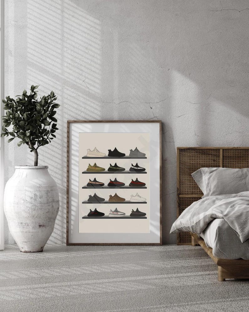 K&ouml;nnte beinhalten: Ein gerahmter Druck mit einer Sammlung von Turnschuhen, die auf Regalen ausgestellt sind. Die Turnschuhe sind in verschiedenen Farben erh&auml;ltlich, darunter Schwarz, Beige und Braun. Das Kunstwerk ist vor einem neutralen Hintergrund platziert, mit einer Pflanze in einer wei&szlig;en Vase links.