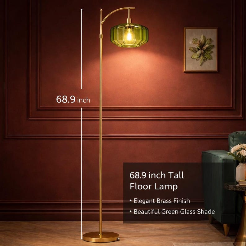 K&ouml;nnte beinhalten: Eine Stehlampe mit Messing-Finish und einem gr&uuml;nen Glasschirm. Die Lampe ist 175 cm hoch und verf&uuml;gt &uuml;ber eine schlanke vertikale Stange mit einem gebogenen oberen Arm, der die Leuchte h&auml;lt. Der Text 68.9 inch ist neben der Lampe zu sehen.