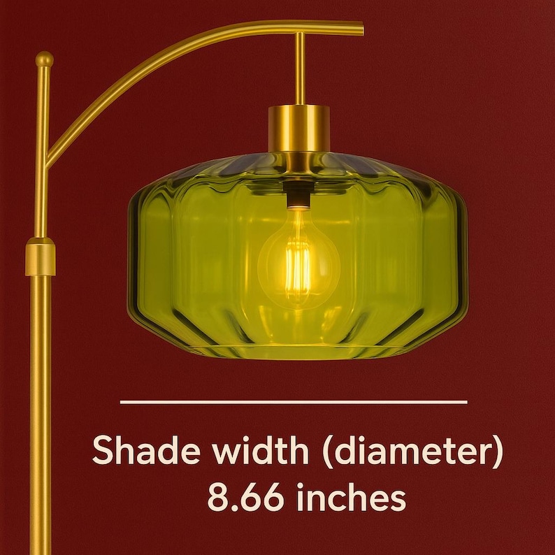 K&ouml;nnte beinhalten: Eine goldene Stehlampe aus Metall mit gebogenem Arm und einem transparenten, olivgr&uuml;nen Glasschirm. Der Schirm hat eine gerippte, abgerundete Form und enth&auml;lt eine sichtbare Gl&uuml;hbirne. Der Text gibt einen Schirmdurchmesser von 22 cm an.