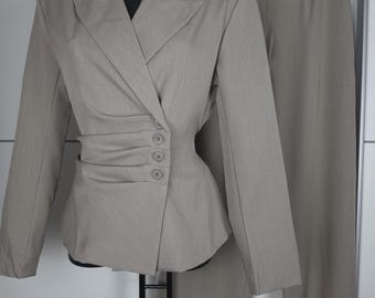 Elegant taupekleurig broekpak voor dames | Blazer & broek met hoge taille | Tweedelig pak | Minimalistisch chic pak | Kantooroutfit | Maat XS S M